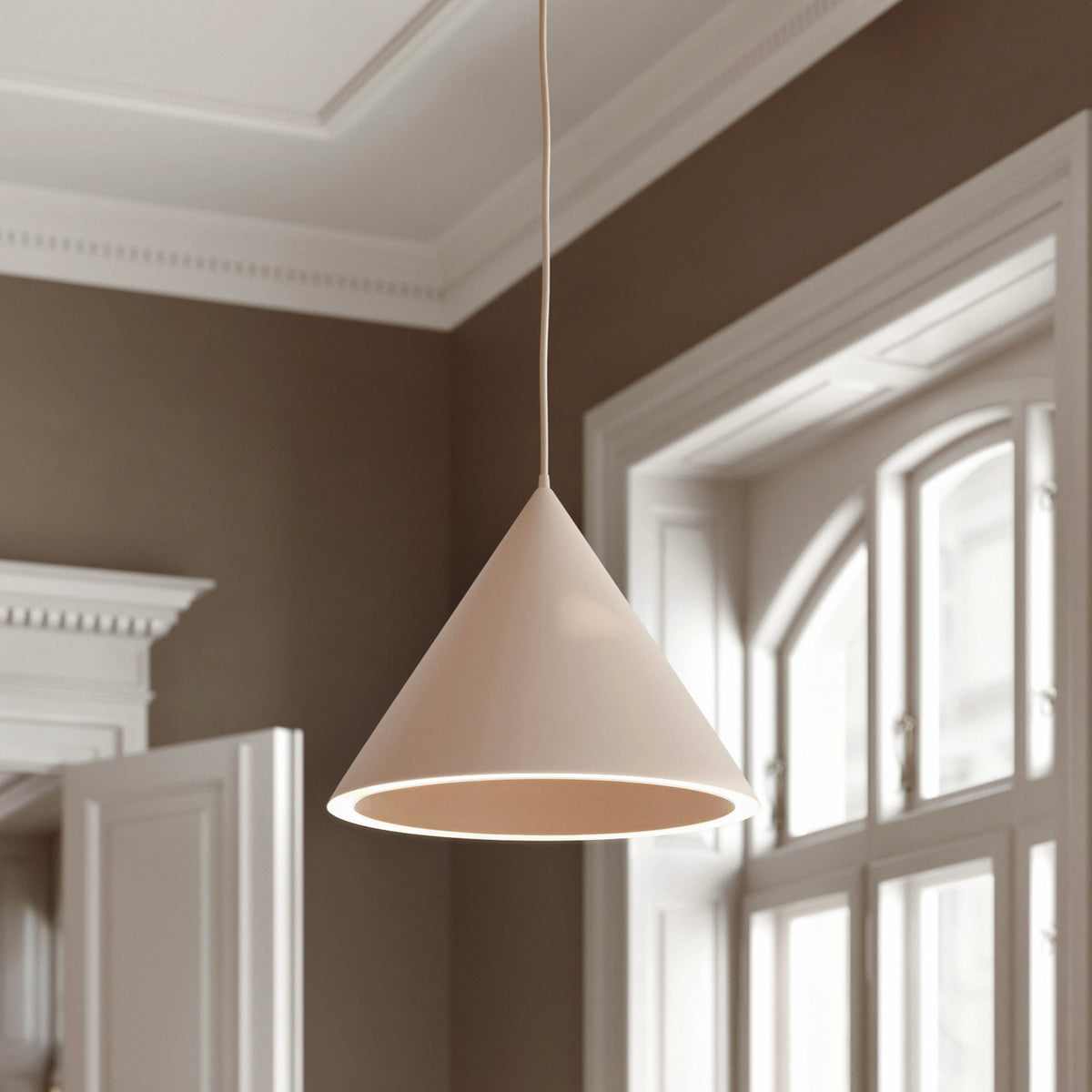 Annular Pendent by Woud, showing annular pendent in live shot.