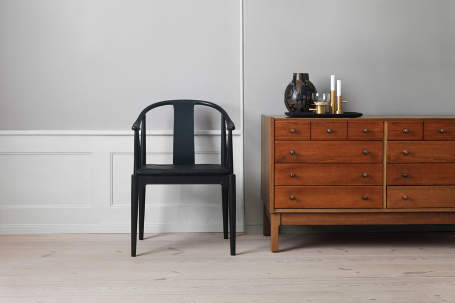 China Chair by Fritz Hansen, showing china chairs in live shot.