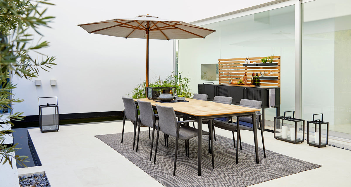 Classic Parasol with Pulley System by Cane-Line, showing classic parasol with pulley system in live shot.