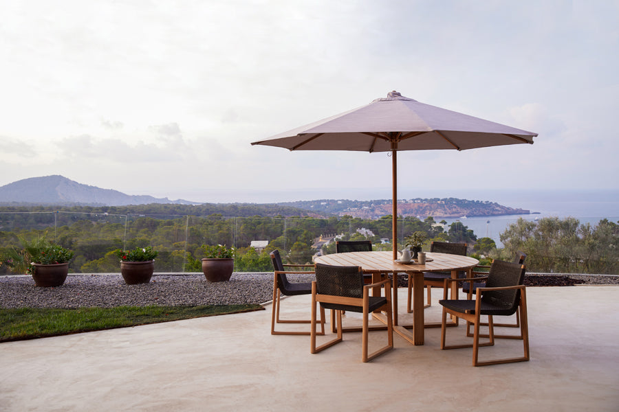 Classic Parasol with Pulley System by Cane-Line, showing classic parasol with pulley system in live shot.