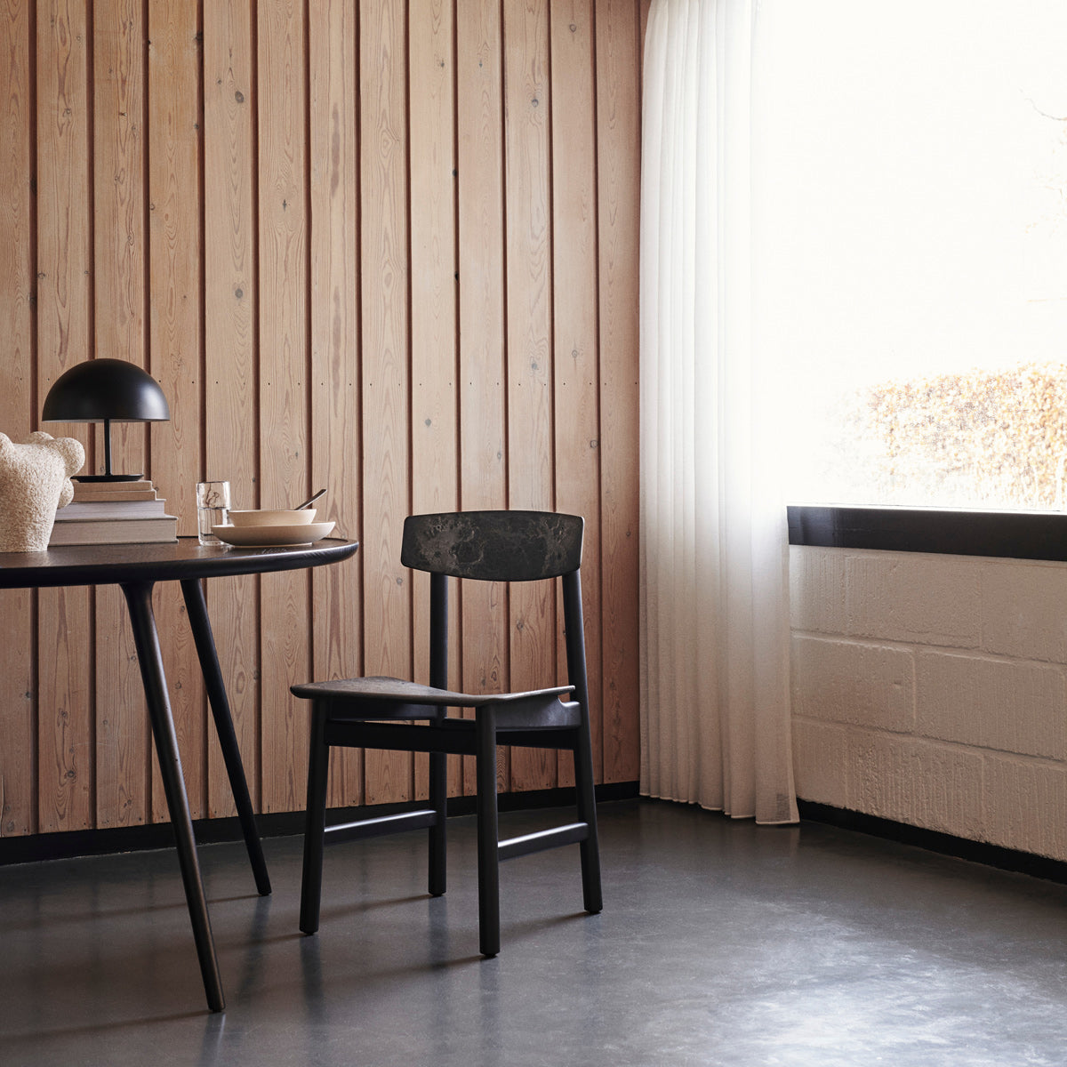 Conscious 3162 Chair by Mater, showing conscious 3162 chair in live shot.