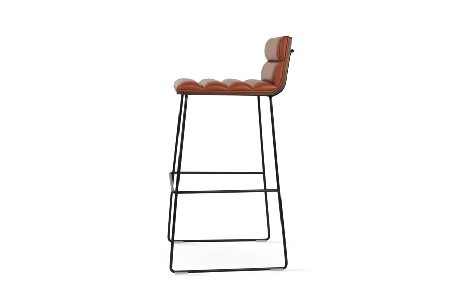 Corona Comfort Handle Back Wire Stool by SohoConcept, showing side view of corona comfort handle back wire stool in black wire/american walnut veneer plywood/cinnamon ppm-fr.