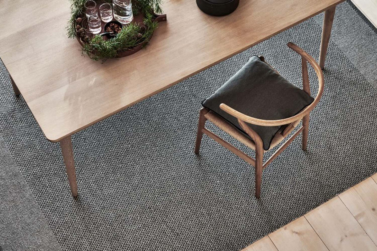Edit Black & Charcoal with Granit Metalic Rug by Pappelina, showing edit black & charcoal with granit metalic rug in live shot.