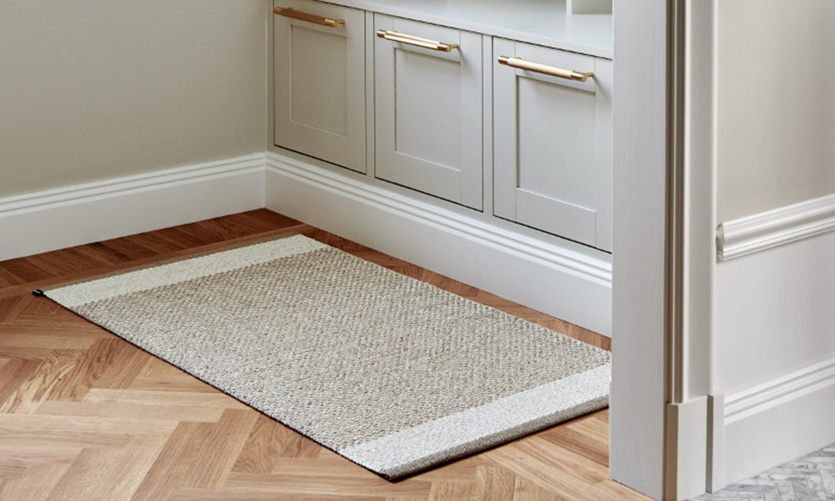 Edit Mud & Vanilla with Linen Metalic Rug by Pappelina, showing edit mud & vanilla with linen metalic rug in live shot.