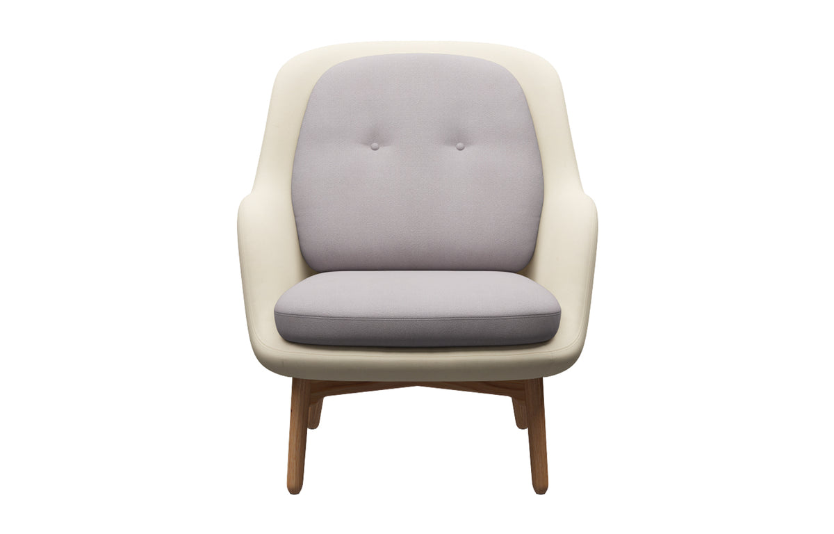 Fri Lounge Chair by Fritz Hansen - Clear Lacquered Oak Wood, Textile Category 2, Textile Category 3.