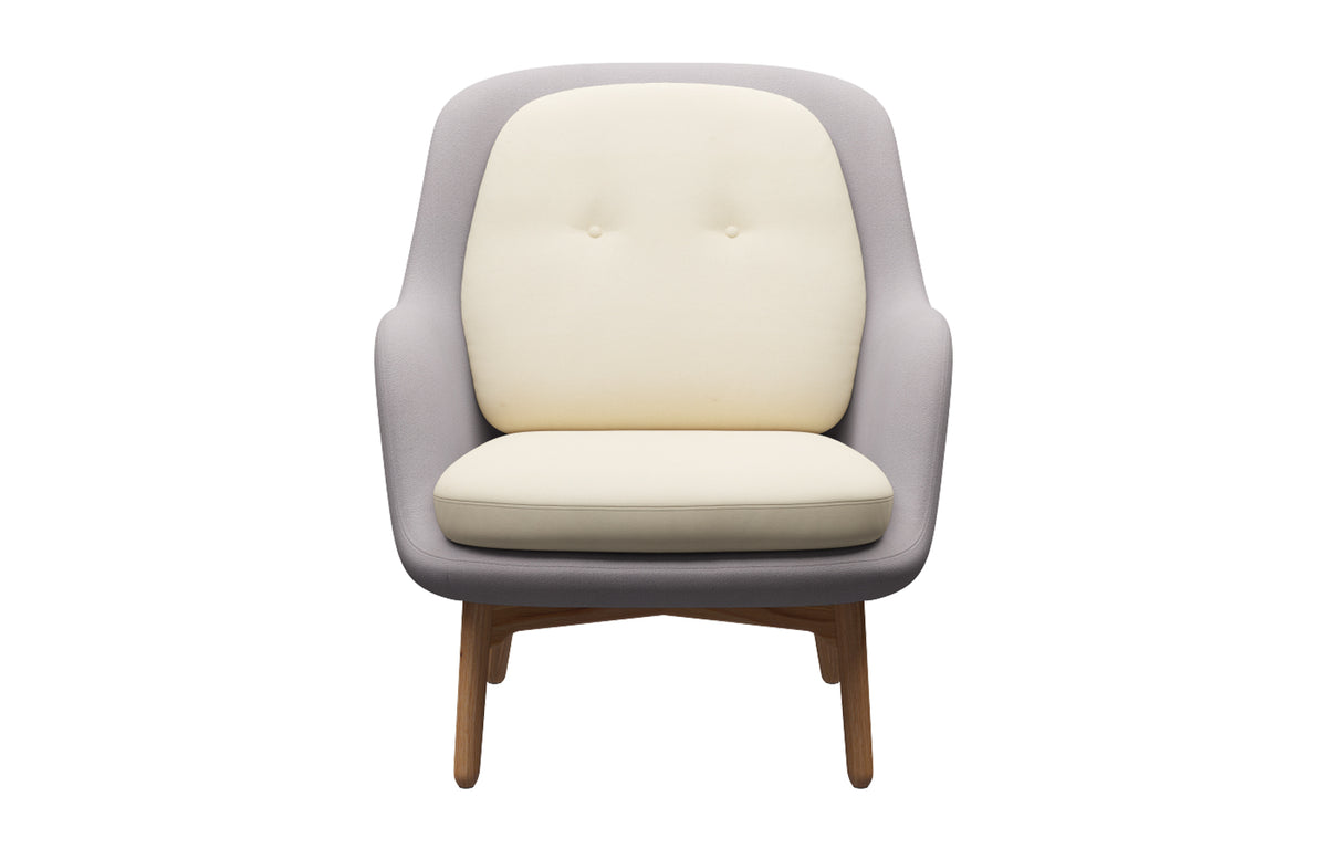 Fri Lounge Chair by Fritz Hansen - Clear Lacquered Oak Wood, Textile Category 3, Textile Category 2.