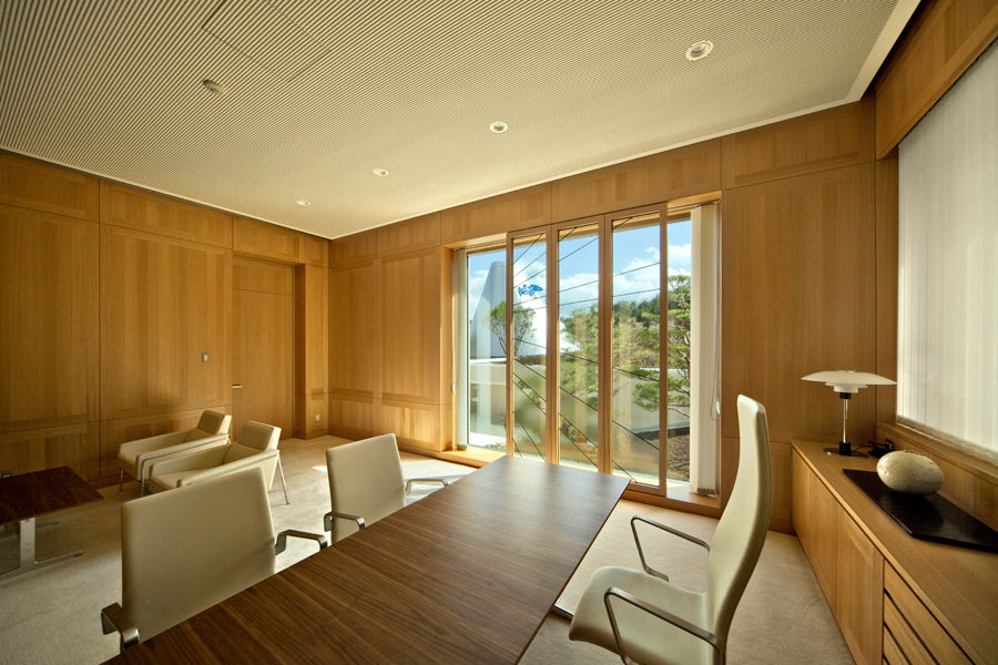 Oxford 4-Star Base Armchair by Fritz Hansen, showing oxford 4-star base armchairs in live shot.
