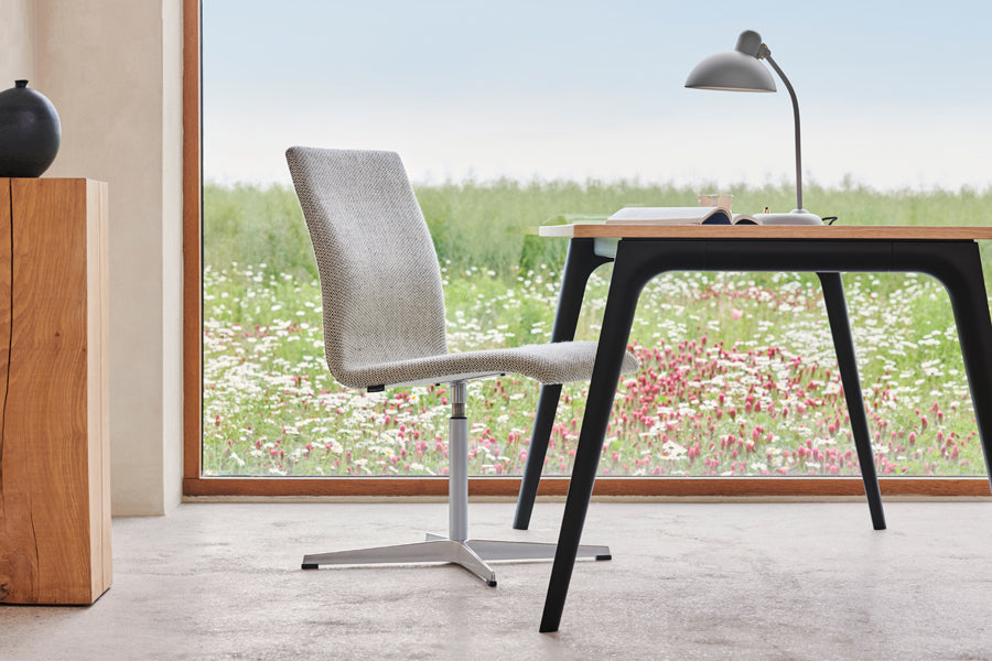 Oxford 4-Star Base Chair by Fritz Hansen, showing oxford 4-star base chair in live shot.