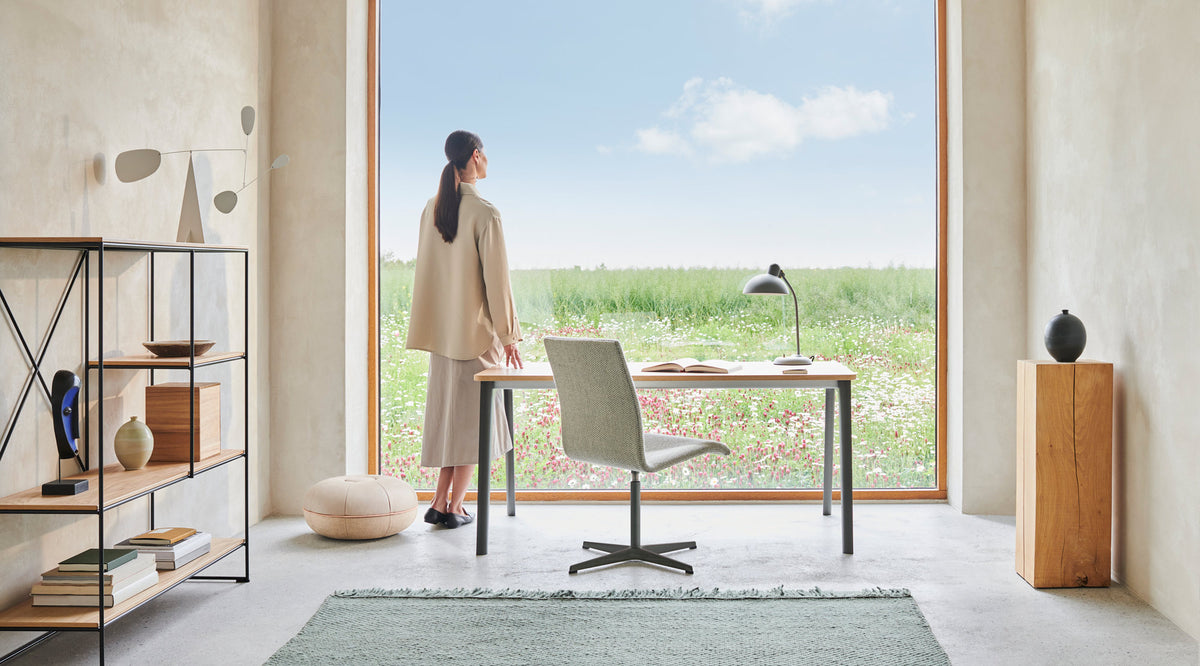 Oxford 4-Star Base Chair by Fritz Hansen, showing oxford 4-star base chair in live shot.