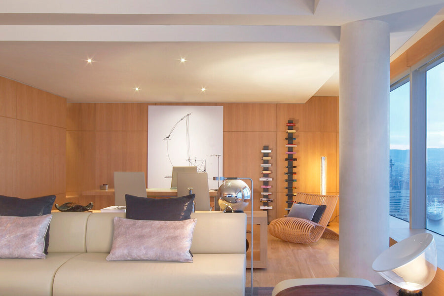 Oxford 4-Star Base Chair by Fritz Hansen, showing oxford 4-star base chairs in live shot.