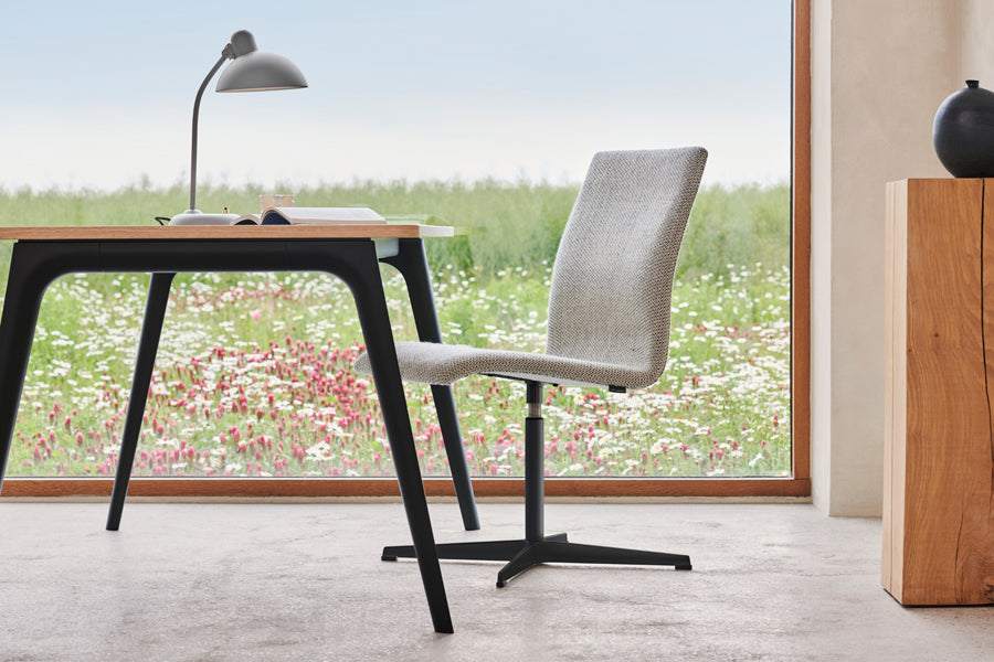 Oxford 4-Star Base Chair by Fritz Hansen, showing oxford 4-star base chair in live shot.