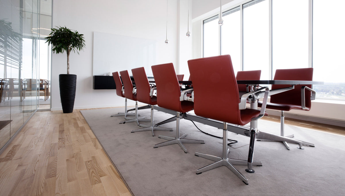 Oxford 5-Star Base Armchair by Fritz Hansen, showing oxford 5-star base armchairs in live shot.
