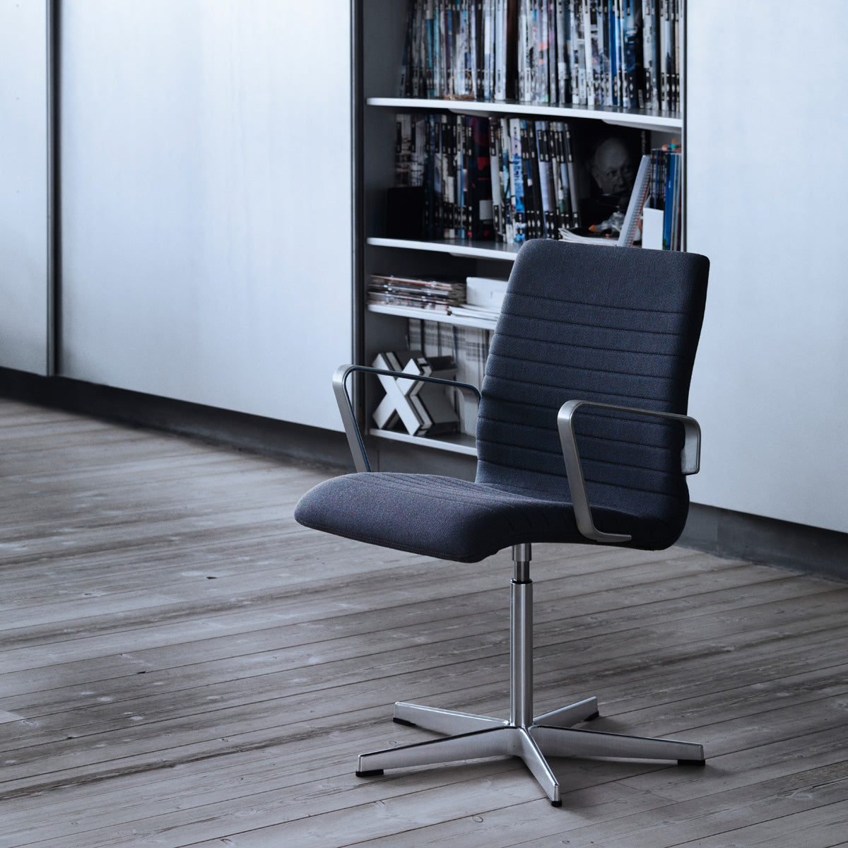 Oxford 5-Star Base Armchair by Fritz Hansen, showing oxford 5-star base armchair in live shot.