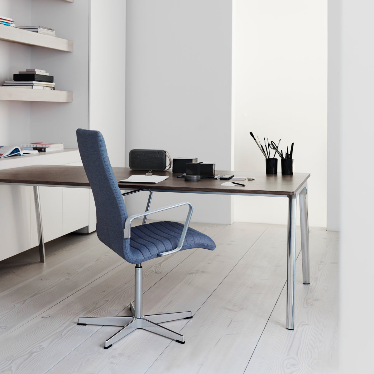 Oxford 5-Star Base Armchair by Fritz Hansen, showing oxford 5-star base armchair in live shot.