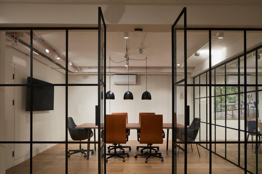 Oxford 5-Star Base Armchair with Castors by Fritz Hansen, showing oxford 5-star base armchairs with castors in live shot.