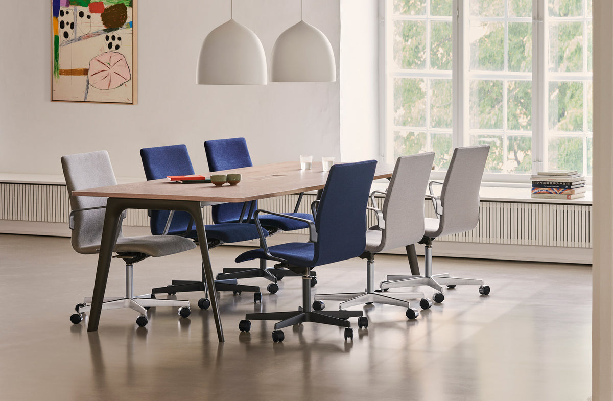 Oxford 5-Star Base Armchair with Castors by Fritz Hansen, showing oxford 5-star base armchairs with castors in live shot.