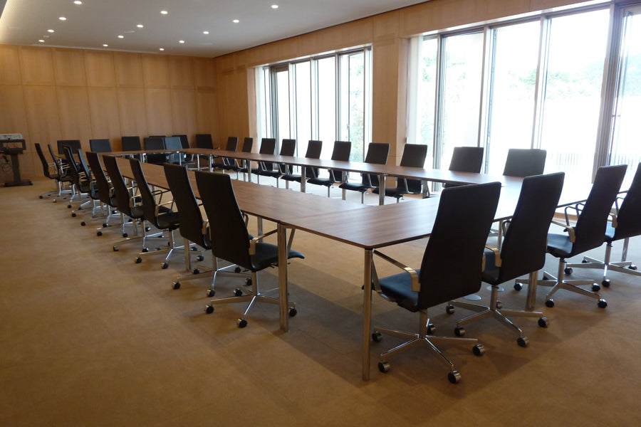 Oxford 5-Star Base Armchair with Castors by Fritz Hansen, showing oxford 5-star base armchairs with castors in live shot.