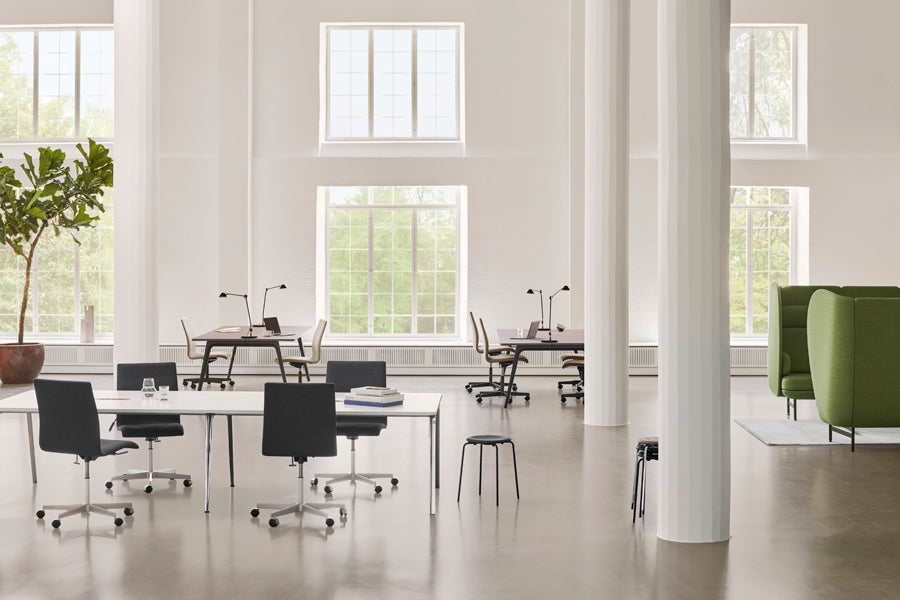 Oxford 5-Star Base Chair with Castors by Fritz Hansen, showing oxford 5-star base chairs with castors in live shot.
