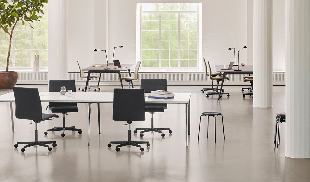 Oxford 5-Star Base Chair with Castors by Fritz Hansen, showing oxford 5-star base chairs with castors in live shot.