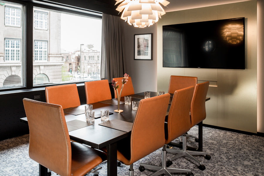 Oxford 5-Star Base Chair with Castors by Fritz Hansen, showing oxford 5-star base chairs with castors in live shot.