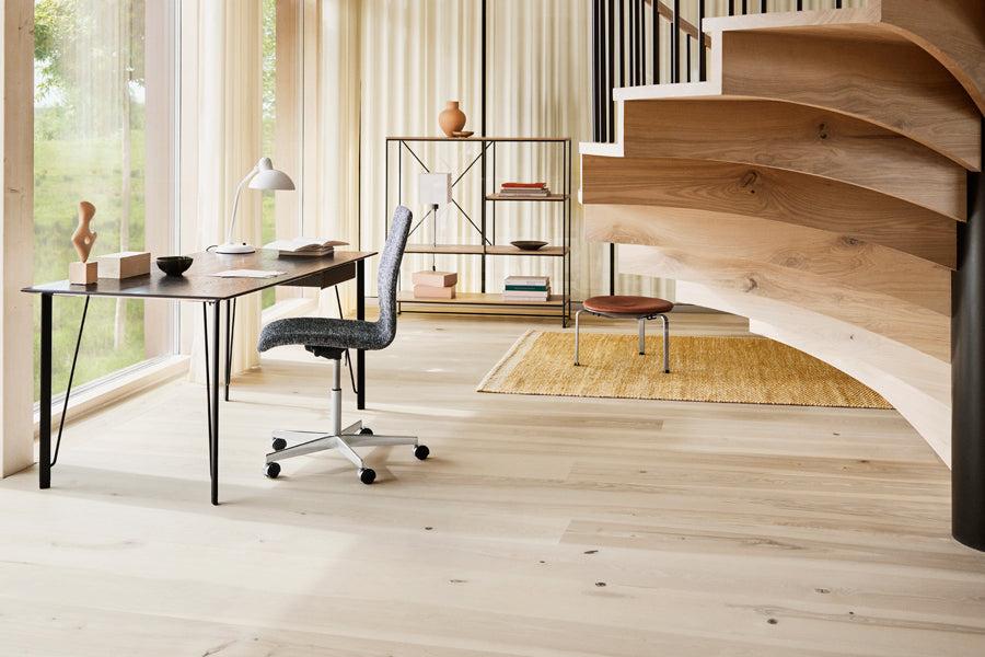 Oxford 5-Star Base Chair with Castors by Fritz Hansen, showing oxford 5-star base chair with castors in live shot.