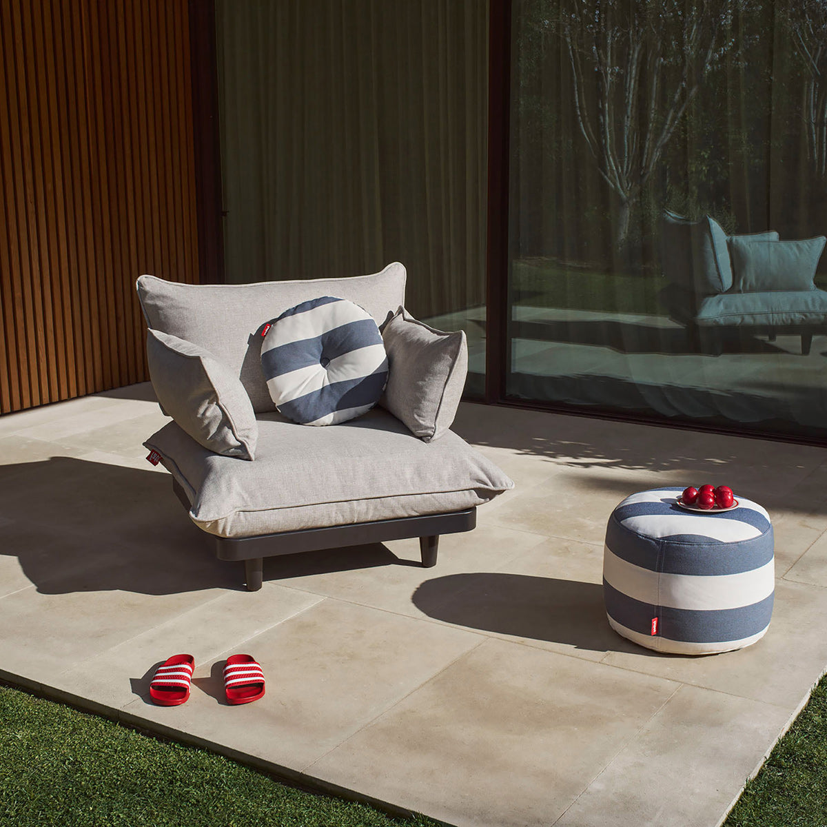 Paletti Lounge Chair by Fatboy, showing paletti lounge chair in live shot.