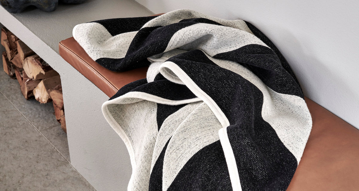 BOB Blanket by Pappelina, showing bob blanket in live shot.