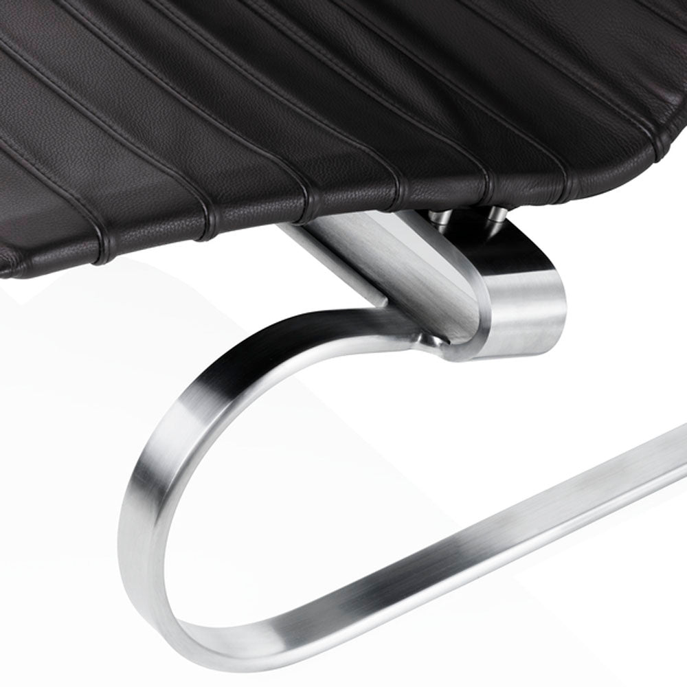 PK20 Lounge Chair by Fritz Hansen, showing closeup view of pk20 lounge chair.