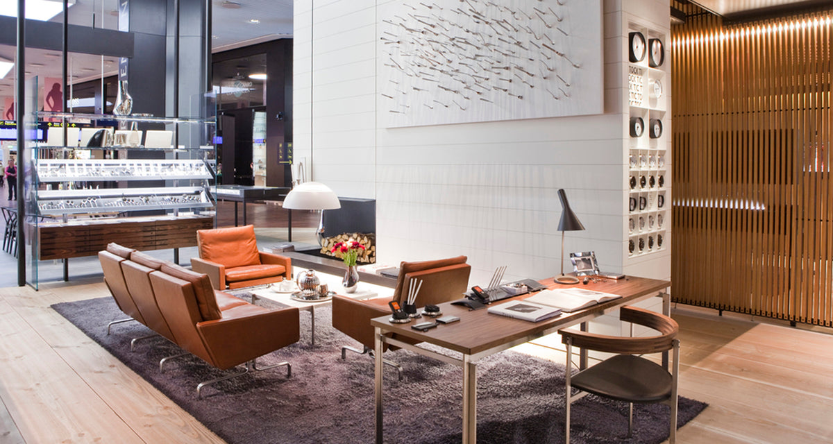 PK51 and PK55 Table by Fritz Hansen, showing pk51 and pk55 table in live shot.