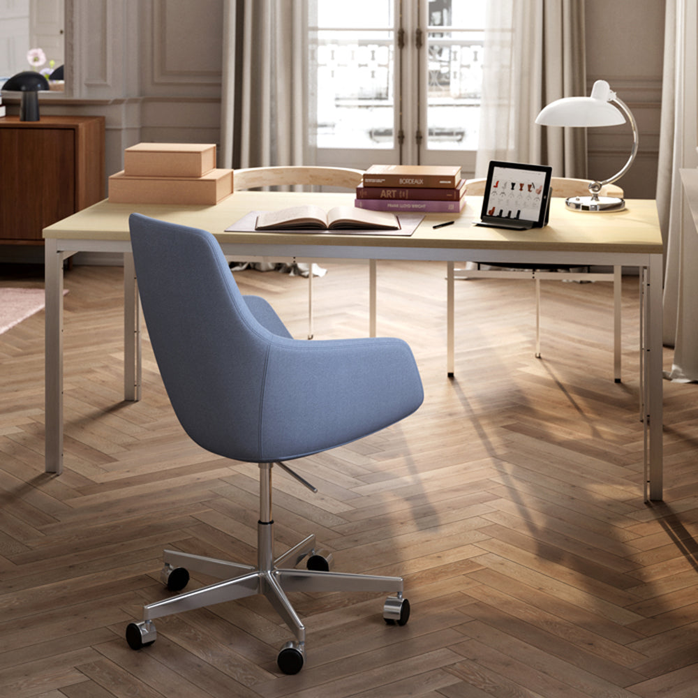 PK51 and PK55 Table by Fritz Hansen, showing pk51 and pk55 table in live shot.