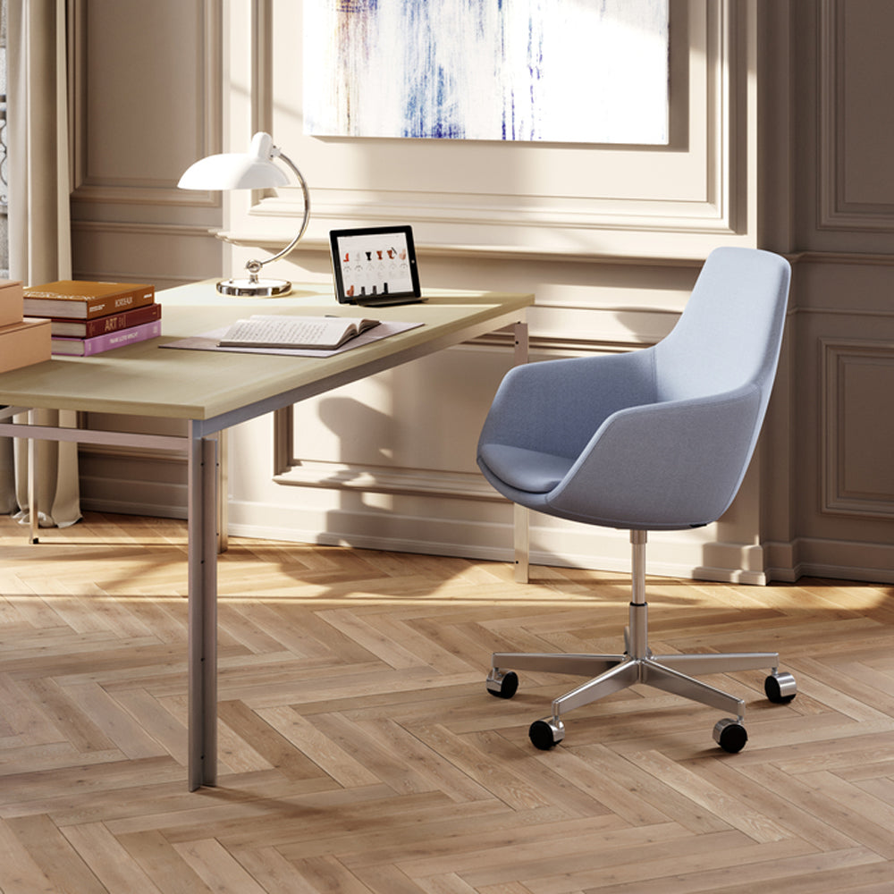 PK51 and PK55 Table by Fritz Hansen, showing pk51 and pk55 table in live shot.