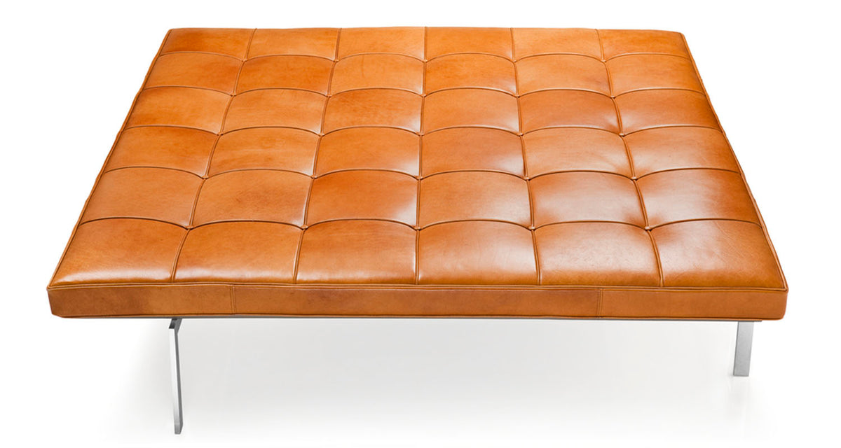 PK81 Daybed by Fritz Hansen, showing front view of pk81 daybed.