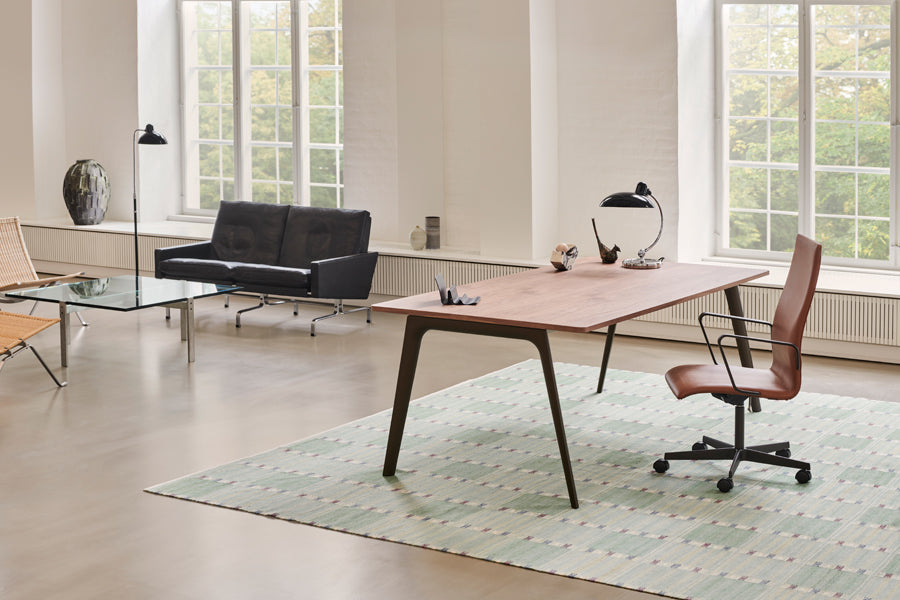 Pluralis Table by Fritz Hansen, showing pluralis table in live shot.