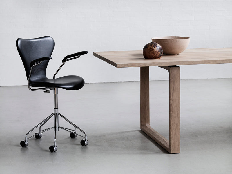 Series 7 Full Upholstery Swivel Armchair by Fritz Hansen, showing series 7 full upholstery swivel armchair in live shot.