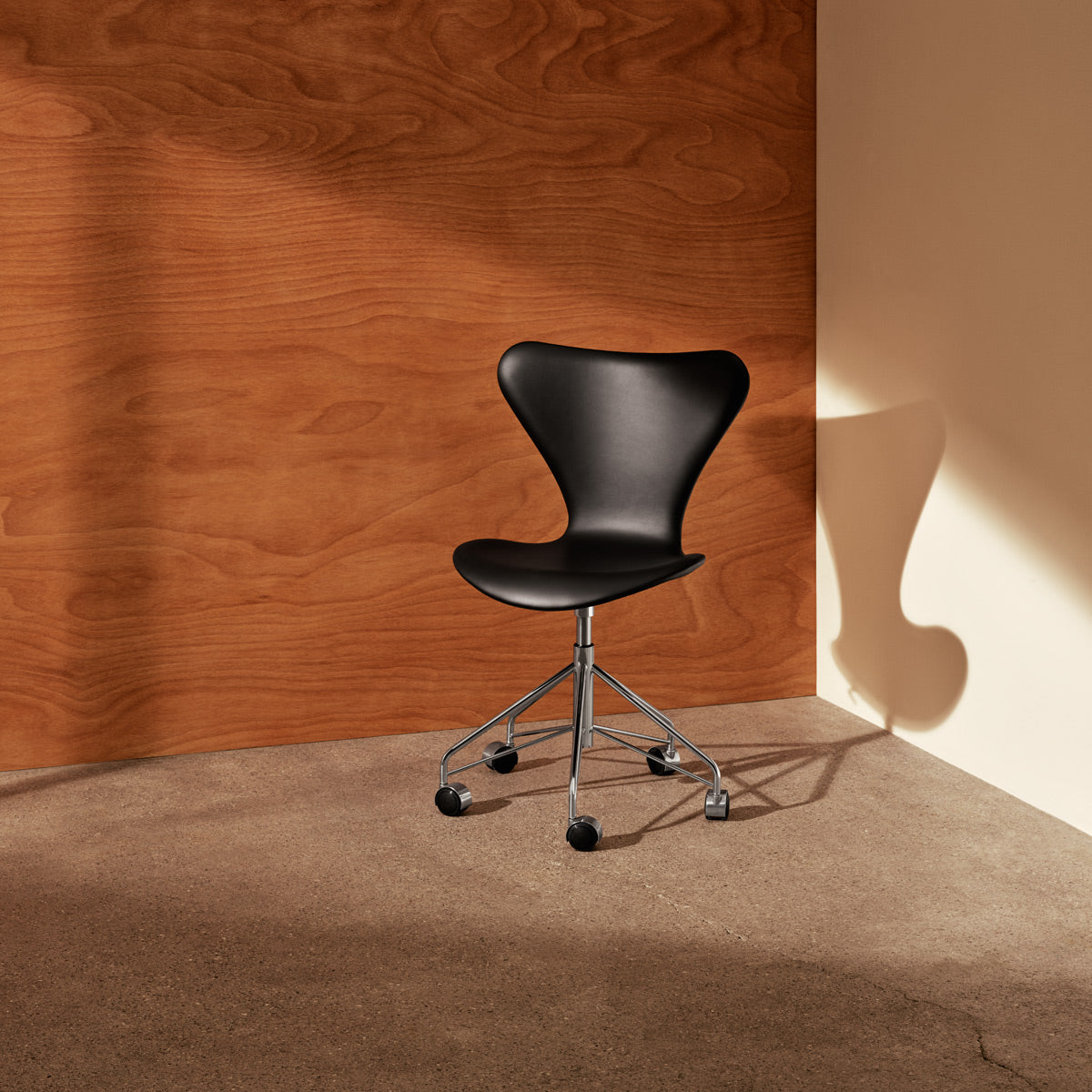 Series 7 Full Upholstery Swivel Chair by Fritz Hansen, showing series 7 full upholstery swivel chair in live shot.