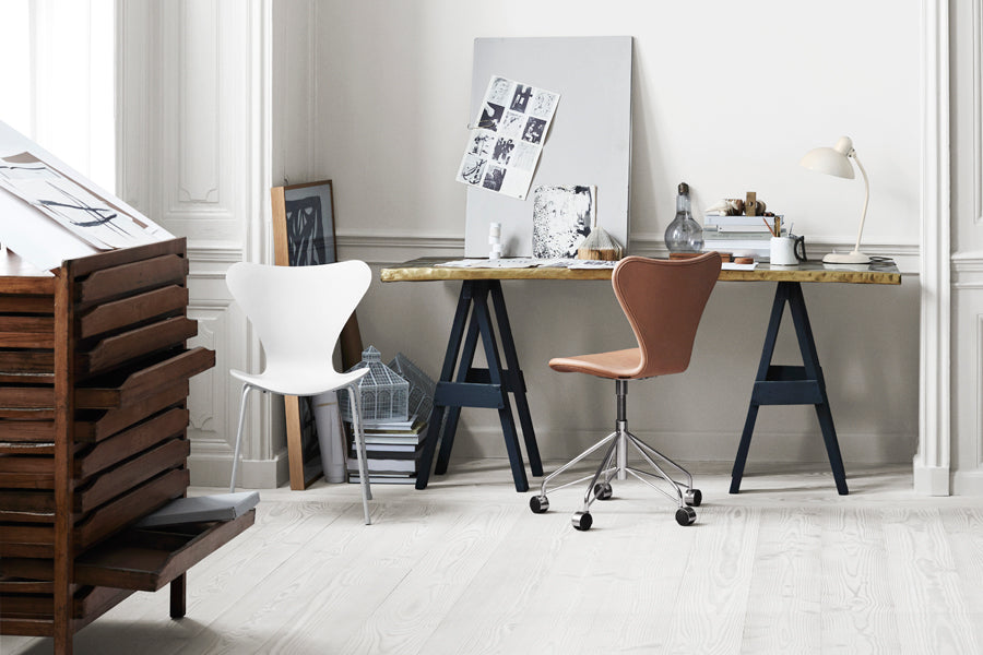 Series 7 Full Upholstery Swivel Chair by Fritz Hansen, showing series 7 full upholstery swivel chair in live shot.