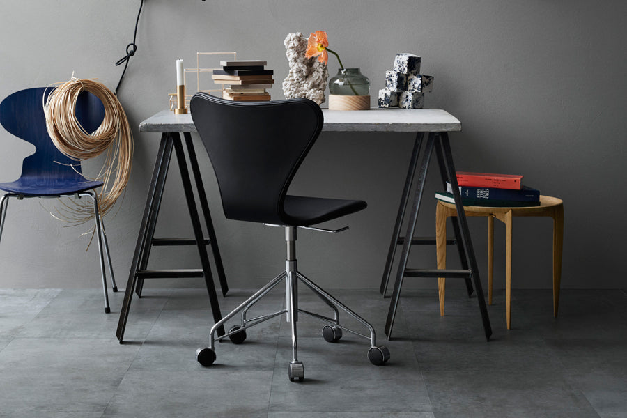 Series 7 Full Upholstery Swivel Chair by Fritz Hansen, showing series 7 full upholstery swivel chair in live shot.