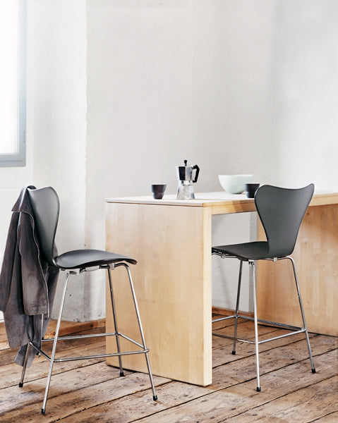 Series 7 Stool by Fritz Hansen, showing series 7 stools in live shot.