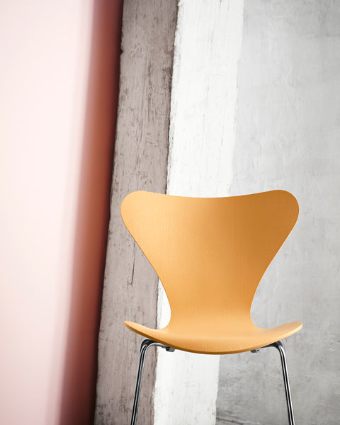 Series 7 Stool by Fritz Hansen, showing closeup view of series 7 stool in live shot.
