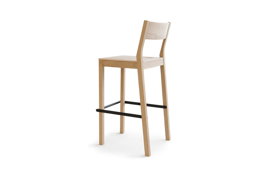 Skandinavia KVBT6 High Chair by Nikari, showing front view of skandinavia kvbt6 high chair in 41.3" high, oak.