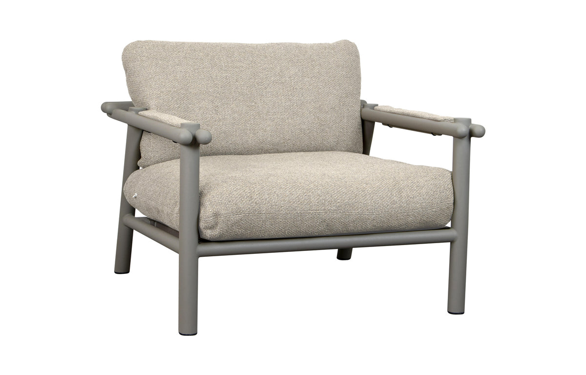 Sticks Lounge Chair by Cane-Line - Taupe Aluminum *, Desert Sand Rise Set.