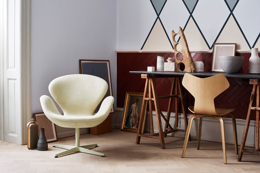 Swan Lounge Swivel Chair by Fritz Hansen, showing swan lounge swivel chair in live shot.