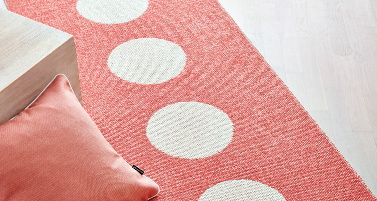 Vera Flamingo with Vanilla Rug by Pappelina, showing vera flamingo with vanilla rug in live shot.
