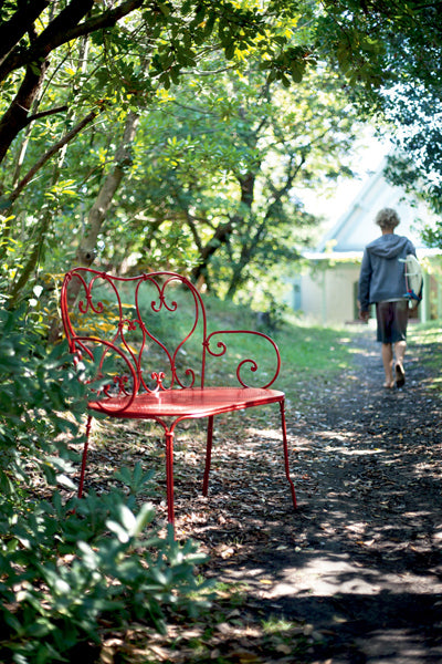 1900 Bench by Fermob, showing live shoot of the bench.