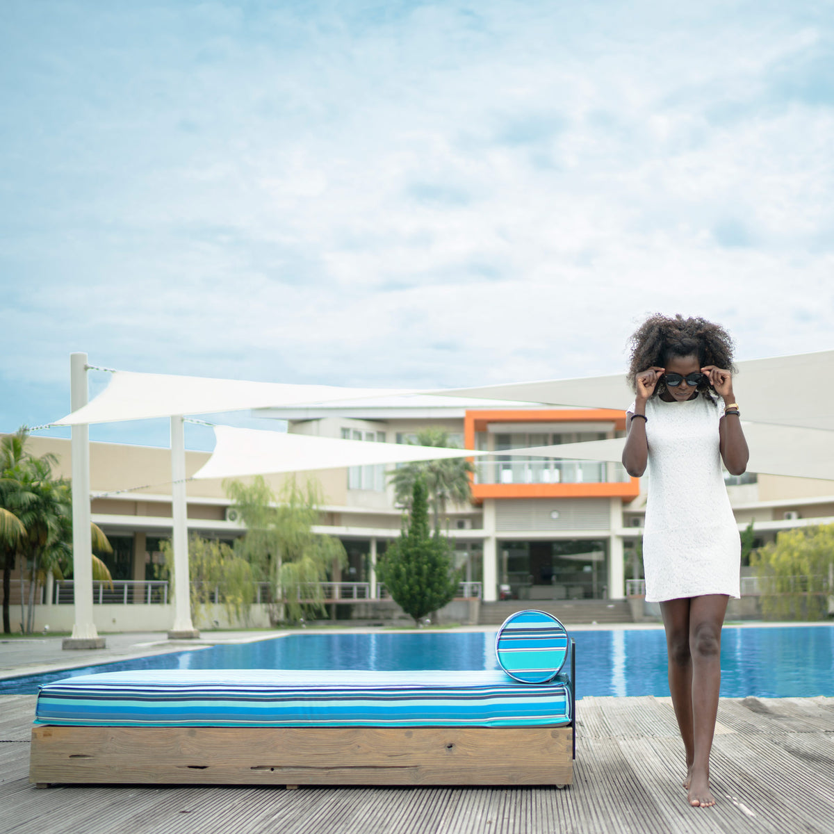 Aiko Lounger by Mamagreen, showing aiko lounger in live shot.