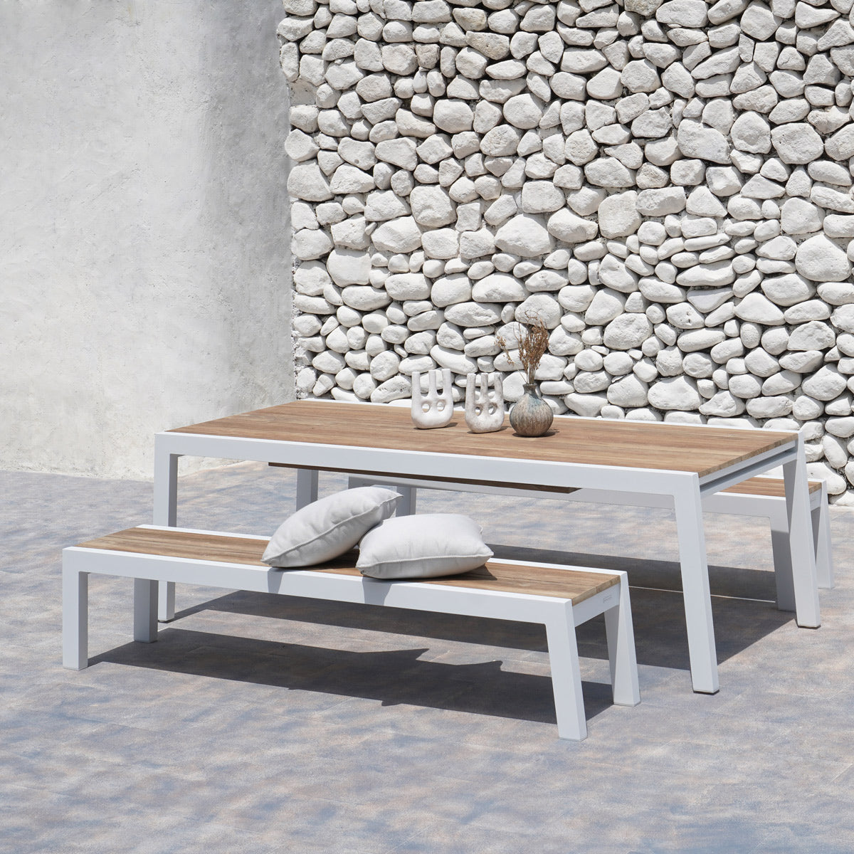 Baia Teak Aluminum Bench by Mamagreen, showing baia teak aluminum benches in live shot.