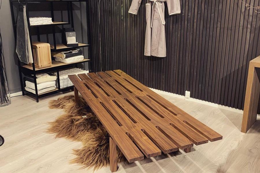 BPS Daybed No. 117 by Berhn Pedersen & Son, showing bps daybed no 115 in live shot.