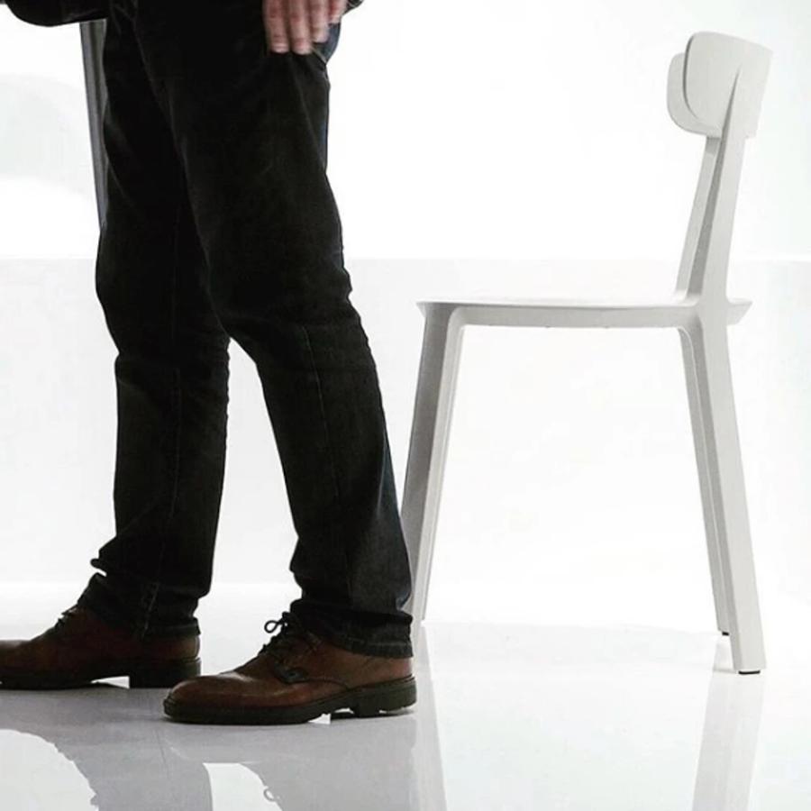 Cadrea Chair by Toou, showing side view of cadrea chair.