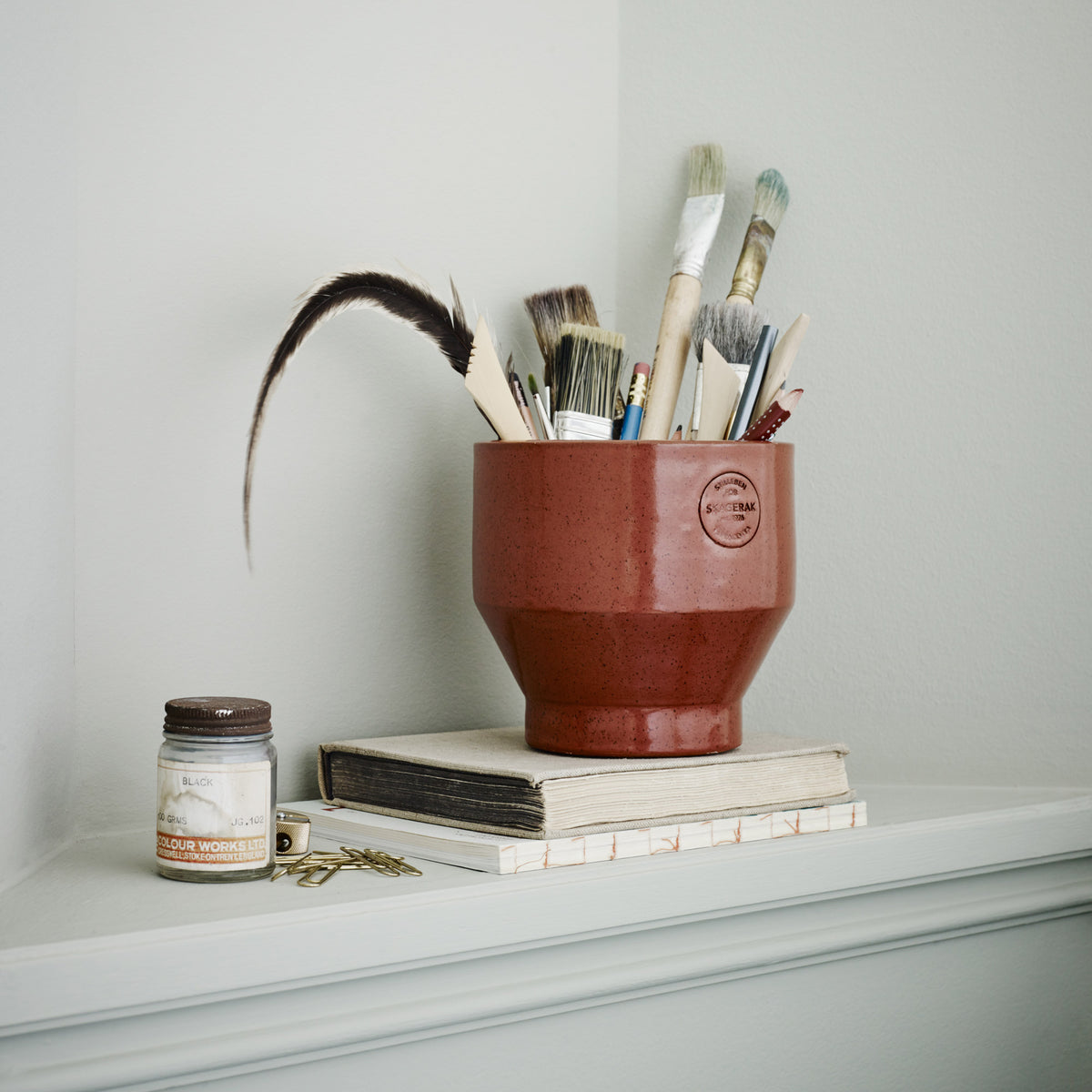 Edge Pot by Skagerak, showing edge pot in live shot.
