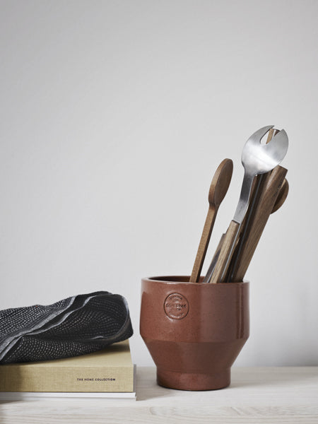Edge Pot by Skagerak, showing edge pot in live shot.
